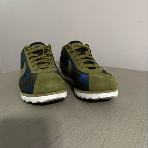 Forest green Nike Cortez in size 7, gently used.